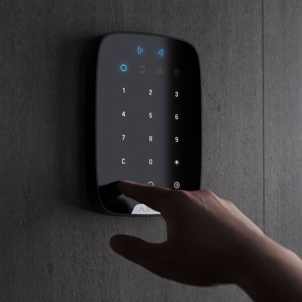 Беспроводная сенсорная клавиатура Ajax Keypad Plus, jeweller, беспроводной, черный 000023069 фото